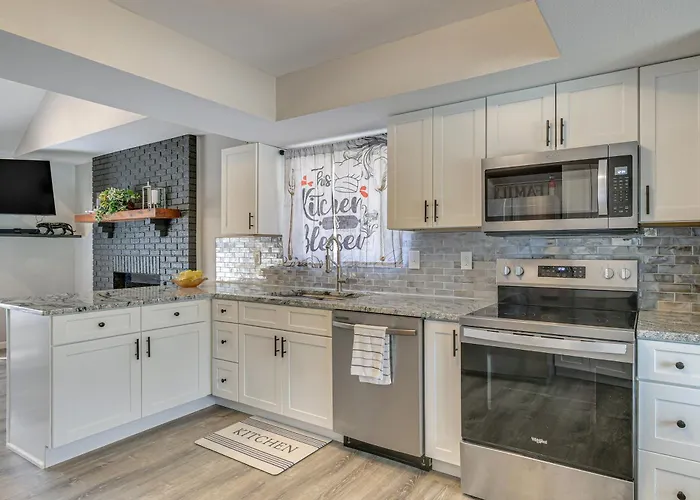 Renovated Townhome W/ Garage, 12 Mi To St Louis *
