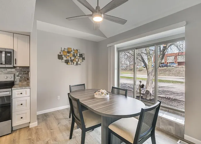 Renovated Townhome W/ Garage, 12 Mi To St Louis *