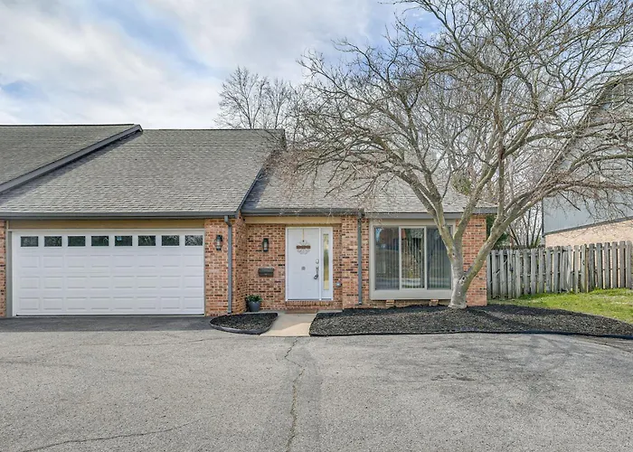 Renovated Townhome W/ Garage, 12 Mi To St Louis Holiday home Belleville