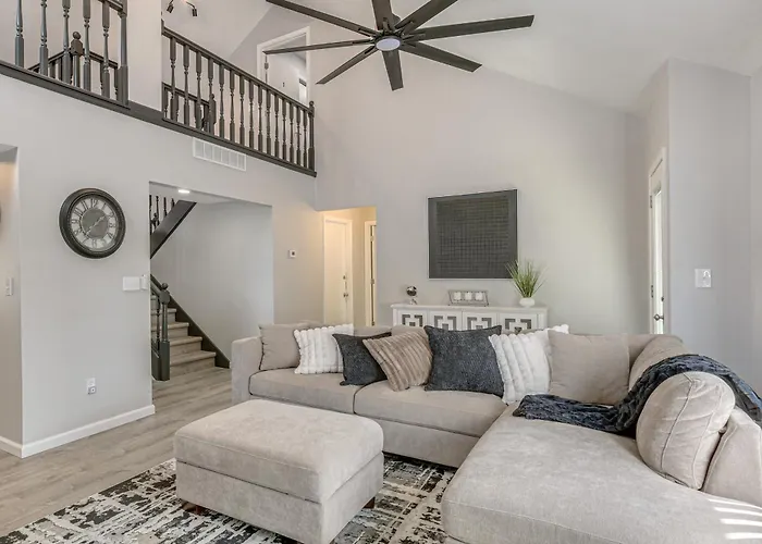 Renovated Townhome W/ Garage, 12 Mi To St Louis Holiday home