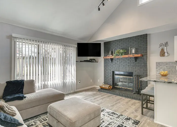 Holiday home Renovated Townhome W/ Garage, 12 Mi To St Louis