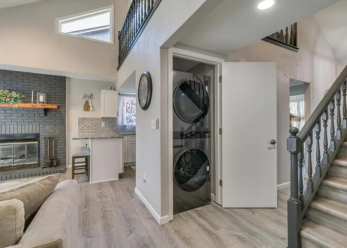 Holiday home Renovated Townhome W/ Garage, 12 Mi To St Louis