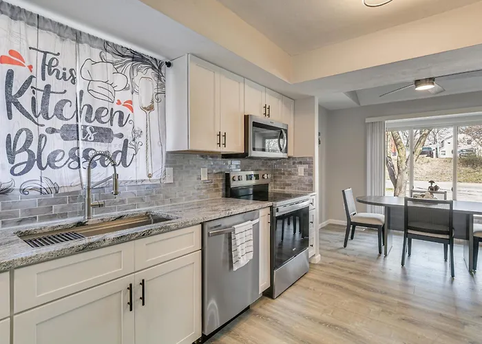 Holiday home Renovated Townhome W/ Garage, 12 Mi To St Louis