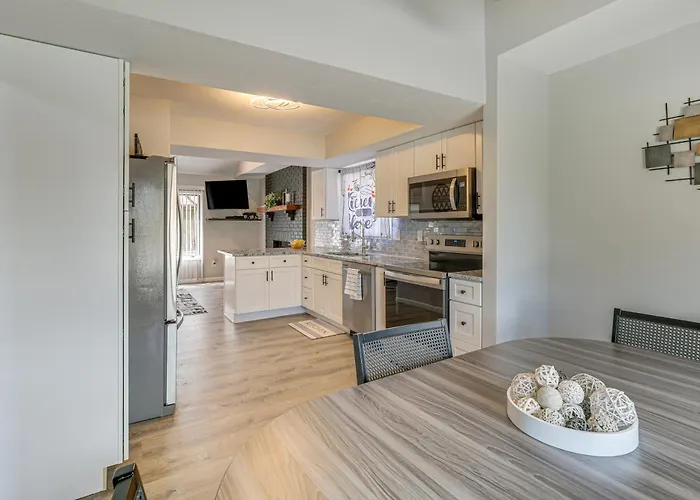 Holiday home Renovated Townhome W/ Garage, 12 Mi To St Louis Belleville