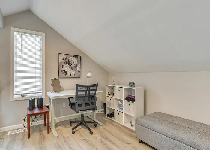 Holiday home Renovated Townhome W/ Garage, 12 Mi To St Louis