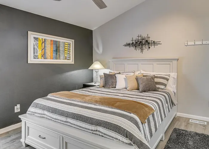 Holiday home Renovated Townhome W/ Garage, 12 Mi To St Louis Belleville