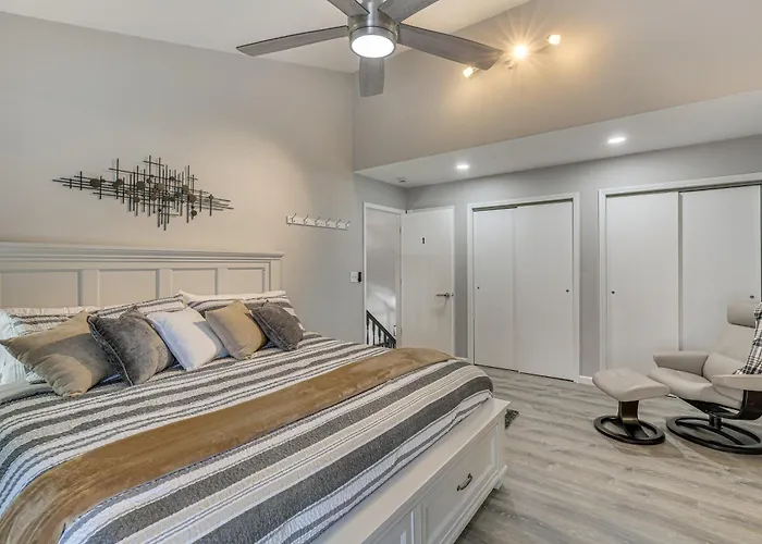 Holiday home Renovated Townhome W/ Garage, 12 Mi To St Louis *