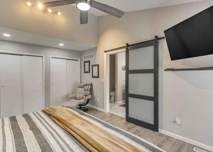 Renovated Townhome W/ Garage, 12 Mi To St Louis Holiday home *