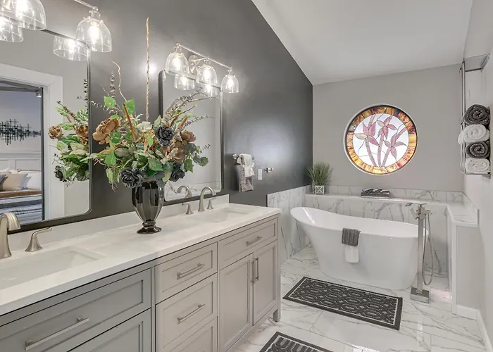 Holiday home Renovated Townhome W/ Garage, 12 Mi To St Louis