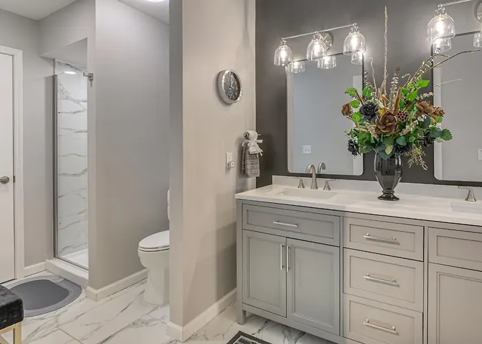 Renovated Townhome W/ Garage, 12 Mi To St Louis Holiday home *