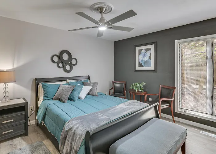 Renovated Townhome W/ Garage, 12 Mi To St Louis Holiday home Belleville