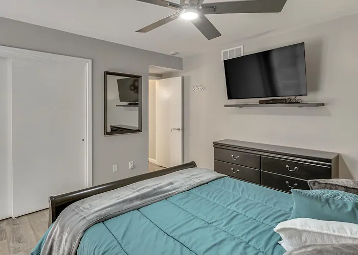 Holiday home Renovated Townhome W/ Garage, 12 Mi To St Louis Belleville