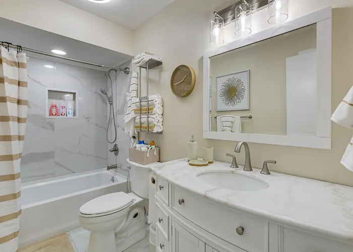 Renovated Townhome W/ Garage, 12 Mi To St Louis