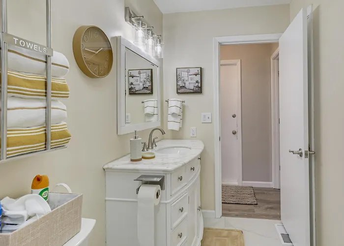 Renovated Townhome W/ Garage, 12 Mi To St Louis Holiday home Belleville