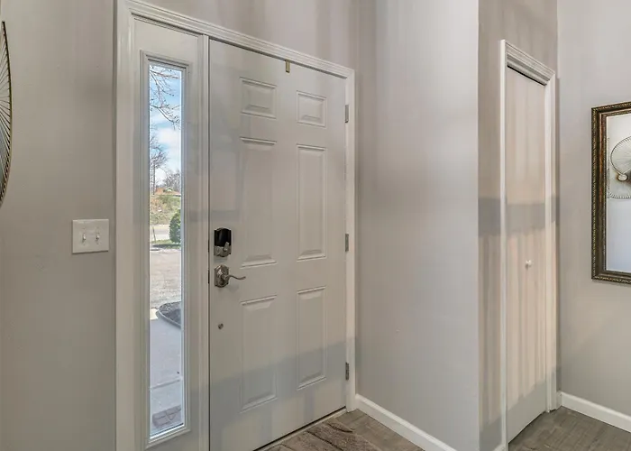 Renovated Townhome W/ Garage, 12 Mi To St Louis Holiday home *