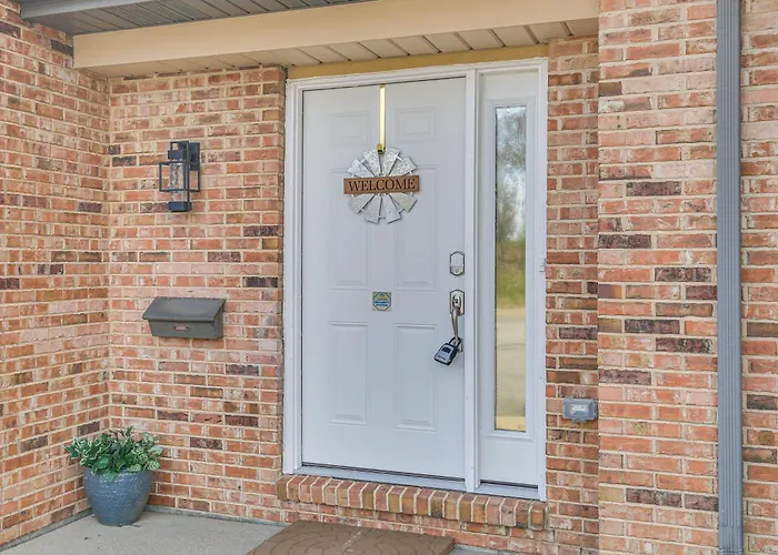 Renovated Townhome W/ Garage, 12 Mi To St Louis *