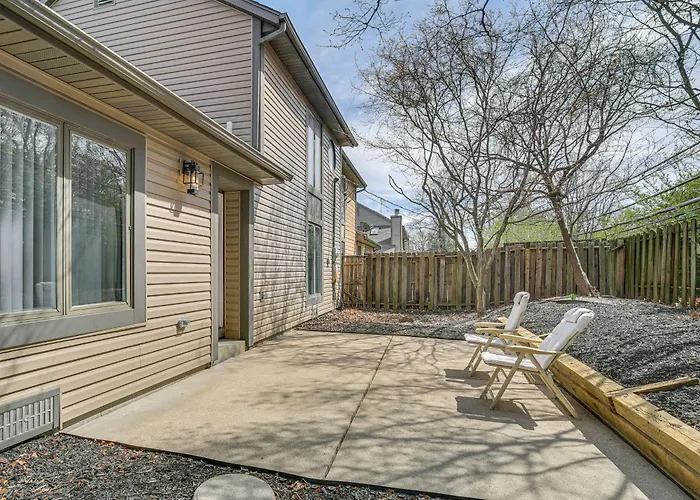 Renovated Townhome W/ Garage, 12 Mi To St Louis Holiday home Belleville