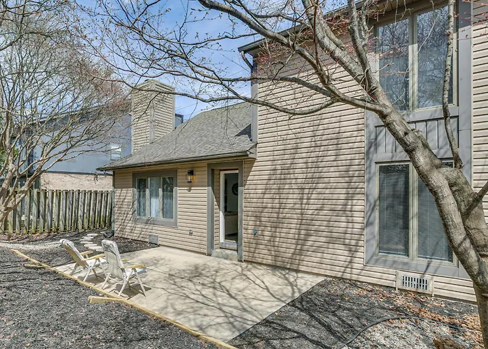 Renovated Townhome W/ Garage, 12 Mi To St Louis Holiday home *